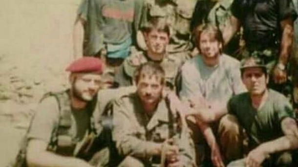 Michael Spth (vorne, Mitte) inmitten von Kmpfern der UCK: Der ehemalige US-Soldat kmpfte bereits gegen die Serben, bevor die Nato im Kosovo eingriff. (Quelle: t-online.de/privat)
