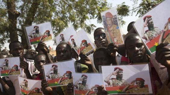 Einwohner von  Ouagadougou zeigen Bilder des ehemaligen Prsidenten Thomas Sankara bei einer Begrbniszeremonie fr gefallene Demonstranten whrend der Protestwelle im Oktober 2014, Burkina Faso
