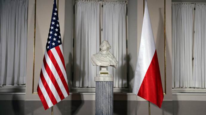 Eine Bste des polnischen Komponisten Chopin umrahmt von der US-amerikanischen und polnischen Flagge anlsslich des Besuches von US-Prsident Donald Trump in Warschau (6. Juli 2017).