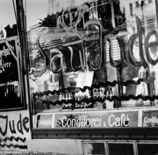 Das Schaufenster des Cafhaus Georg Hirsch in der Berliner Schnhauser Allee 21 ist im Juni 1938 mit antisemitischen Parolen beschmiert. Das Centrum Judaicum hat jetzt erstmals zwei Serien Fotos verffentlicht, auf denen Spuren der Ausschreitungen zu sehen sind.