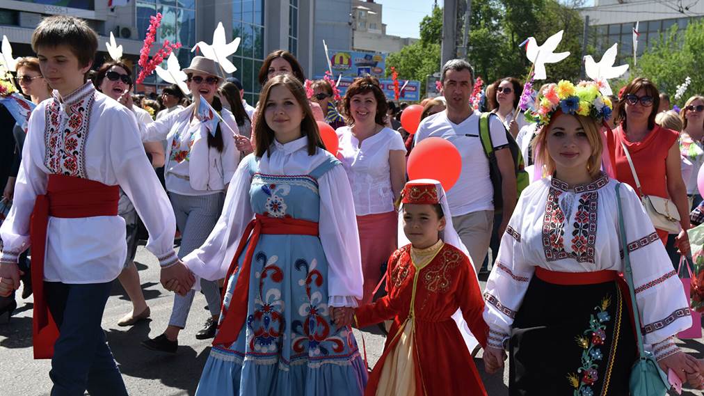 Teinehmer einer Mai-Demo in Simferopol (Krim) tragen russische,  tatarische und ukrainische Trachten (Archiv) - SNA, 1920, 30.06.2021