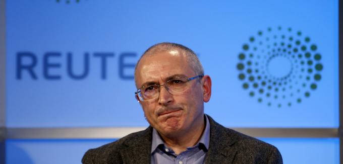 "Sie sind verrückt geworden": Ex-Ölmagnaten Michail Chodorkowski zog nach 10 Jahren russischer Lagerhaft in die Schweiz und kritisiert weiter Präsident Putin. Die Reaktion lässt nicht lange auf sich warten