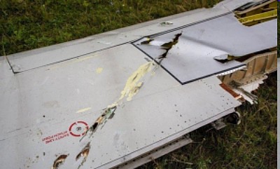 http://quer-denken.tv/images/MH17_Schusse_Tragflaeche.jpg