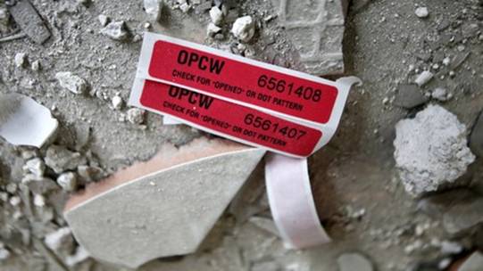 Etiketten der Organisation fr das Verbot chemischer Waffen (OPCW) in einem beschdigten Haus in Duma (23. April)