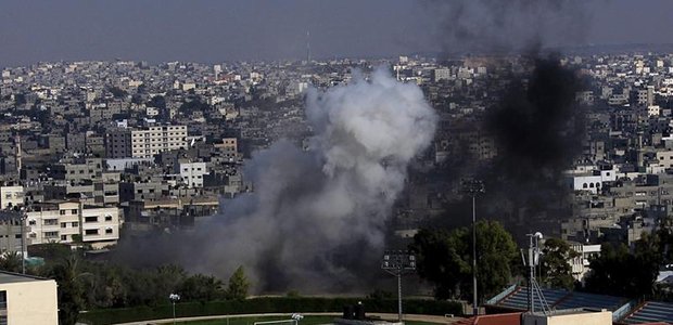 Brennende Huser in Gaza-Stadt