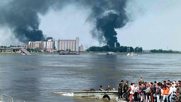 Brennende Raffinerie von Novi Sad 1999: Mit Luftangriffen versuchte die Nato, die Serben zu einer Einstellung der Kampfhandlungen zu zwingen. (Quelle: dpa)