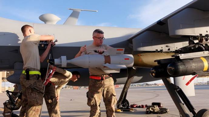 US-Soldaten montieren Waffen an einer  MQ-9 Reaper Drohne nach einem Einsatz in Kandahar, Afghanistan, 9. Mrz 2016. 