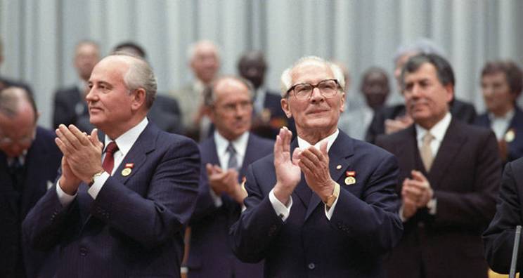 DDR-Staatschef Erich Honecker (r.) und KPdSU-Generalsekretr Michail Gorbatschow bei einer Veranstaltung im Palast der Republik anlsslich des 40. Grndungsjubilums der DDR, 7. Oktober 1989