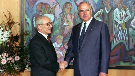 DDR-Staatschef Erich Honecker (links) und der westdeutsche Bundeskanzler Helmut Kohl (rechts)