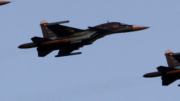 Russland verletzt den Luftraum: Treibt Moskau es zu weit?. Ein Verband russische Kampfbomber vom Typ Su-34 (Quelle: Reuters\Archivbild)