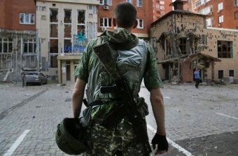 Бойцы батальона «Азов» развлекаются, расстреливая окна жилых домов Мариуполя