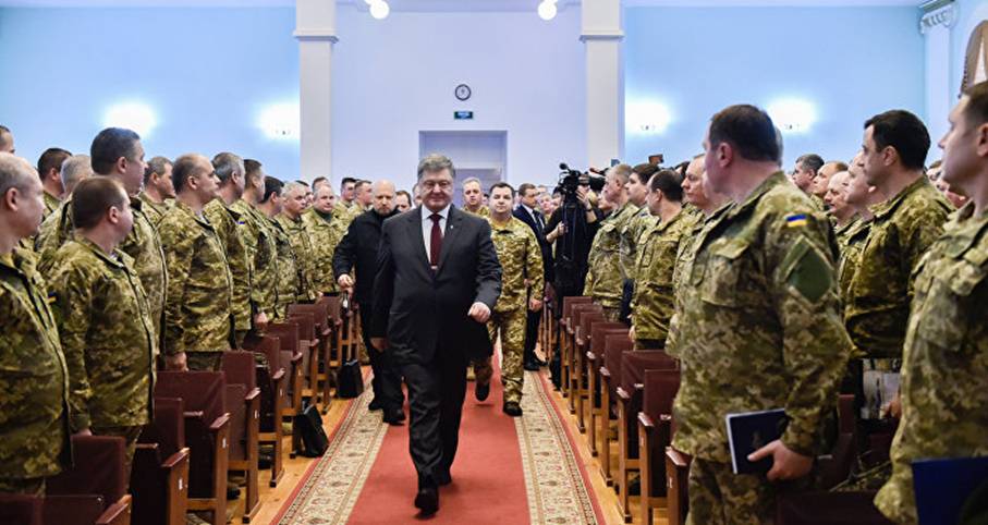 Der ukrainische Präsident Petro Poroschenko trifft sich in Kiew mit Armeespitze (Archivbild)